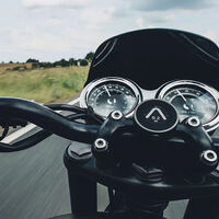 Parece un smartwatch, pero es el GPS para moto que lo está petando en los vídeos de Instagram. Y va a llegar a España