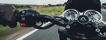 Parece un smartwatch, pero es un GPS para tu moto, y ha conquistado los vídeos de Instagram antes de llegar a España 