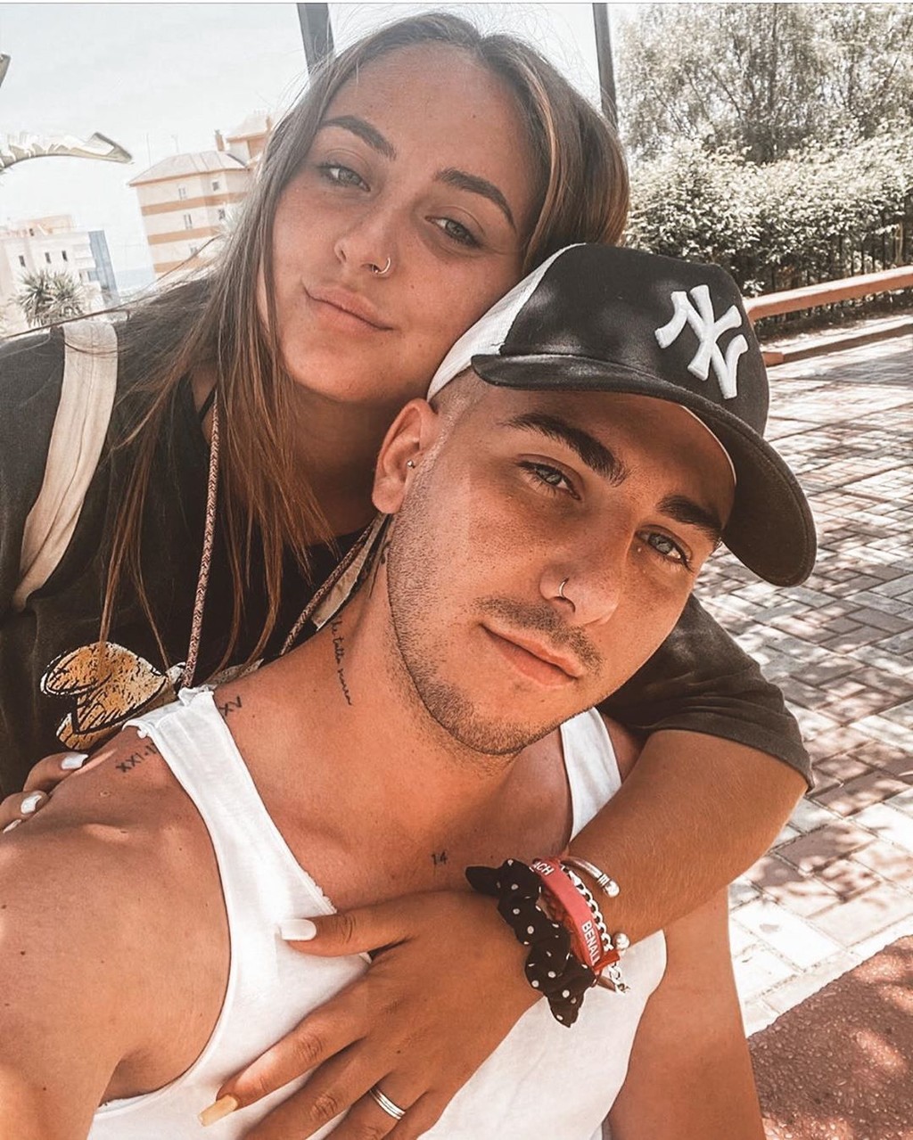 Rocío Flores está 'to rayada', tía, por el movidote con el churri en un chiringuito y aclara si fue por comerse la última croqueta