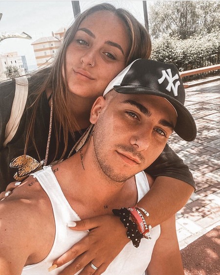 Rocío Flores está 'to rayada', tía, por el movidote con el churri en un chiringuito y aclara si fue por comerse la última croqueta
