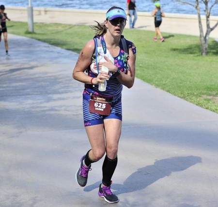 Una madre se extrae leche para su bebé de siete meses mientras corre un triatlón