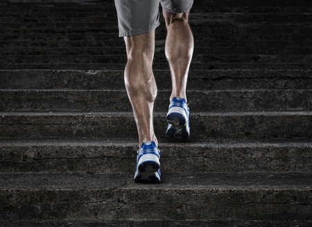 Cómo entrenar los gemelos en el gimnasio para ganar volumen y fuerza