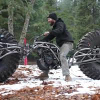 La moto con ruedas gigantes existe: es una chopper de 46 pulgadas con motor KTM, y mira cómo brinca por la nieve