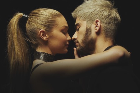 La cosa va de videoclips: de Zayn Malik y Gigi Hadid de besuqueo a Beyoncé junto a Coldplay