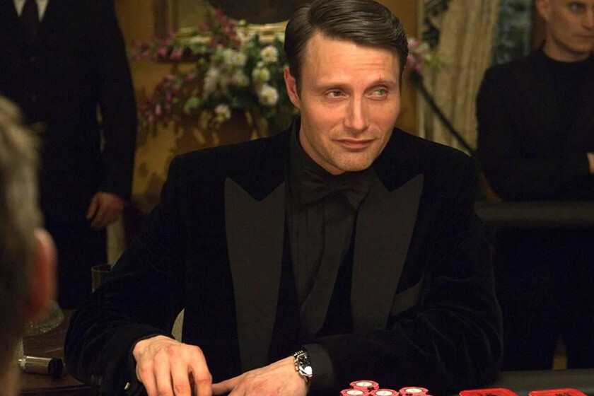"Era un desastre": a Mads Mikkelsen le fastidió perder la partida de póquer de Casino Royale contra el único actor que no sabía jugar