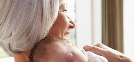 A los 67 años, es la mujer de más edad en dar a luz a su propia nieta mediante gestación subrogada