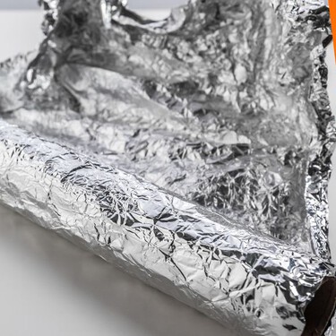 Mate o brilloso: cuál es el lado correcto de usar el papel aluminio, según un experto en alimentos