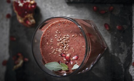 Smoothie saludable de granada que te ayudará a mantener una dieta balanceada y te llenará de energía
