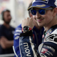 Jorge Lorenzo gana y se pone líder del mundial en una carrera plagada de caídas