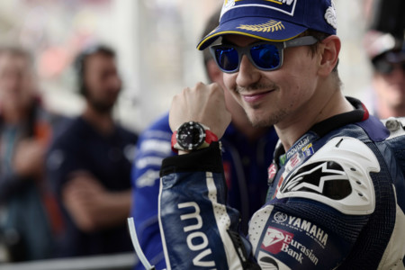 Jorge Lorenzo gana y se pone líder del mundial en una carrera plagada de caídas