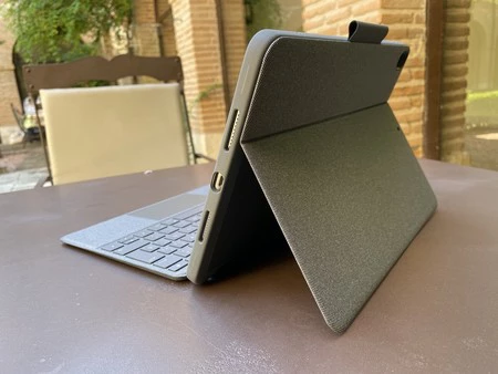 背面のフラップはこのように配置されます。上部にはApple Pencilを収納する場所があります。