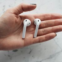 Se você tem medo da radiação dos fones Bluetooth, a ciência tem algo a te dizer sobre o verdadeiro impacto da tecnologia no seu cérebro 