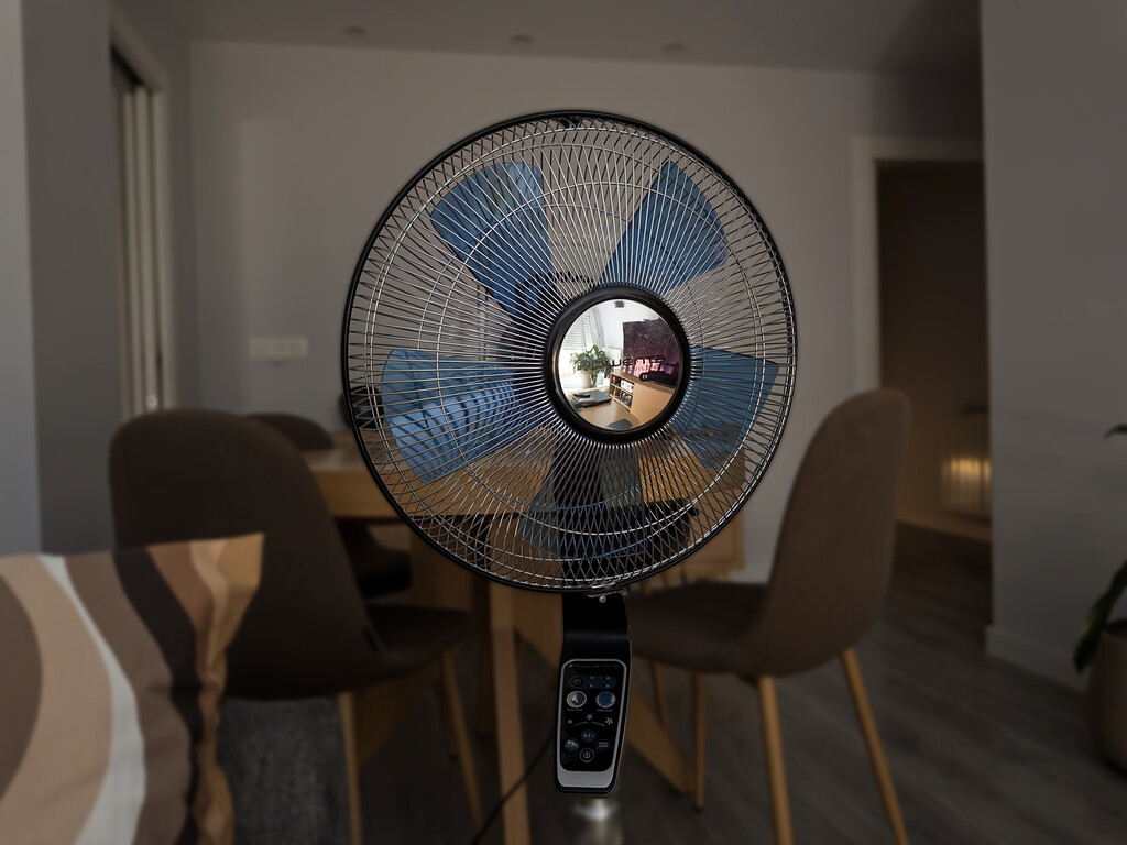 He medido cuánto consume tener el ventilador encendido las noches durante la ola de calor: lo que cuesta dormir fresco en verano