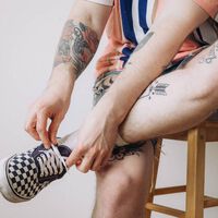 Los científicos se preguntaron por qué las agujetas de tus tenis se desatan solas cuando vas caminando y no, no es por el nudo 