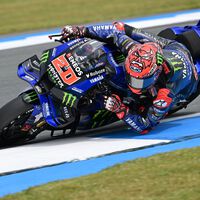 Fabio Quartararo manda en una sesión salvaje con dos banderas rojas, una moto en llamas y Marc Márquez camino del centro médico 