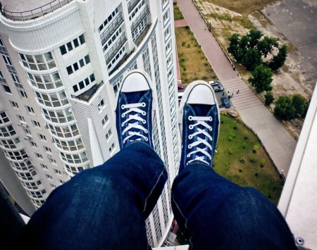 Los 'roofers' que se juegan la vida para fotografiarse en la cima de los rascacielos