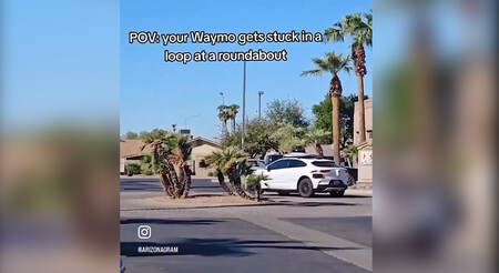 Un robotaxi de Waymo se queda atrapado en una rotonda