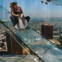 Imagina deslizarte por un tobogán de cristal a 300 metros de altura 