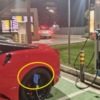 Descaro a nivel millonario: va por una hamburguesa con su Ferrari, se estaciona en un lugar exclusivo para autos eléctricos y "conecta" el cargador a la llanta 
