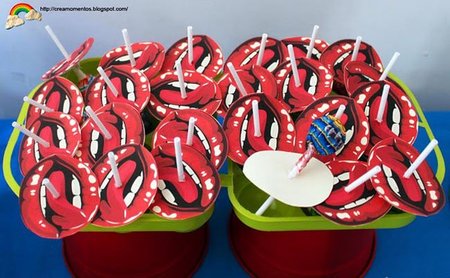 Simpáticos labios para decorar Chupa Chups (y otras cosas para el cumpleaños)