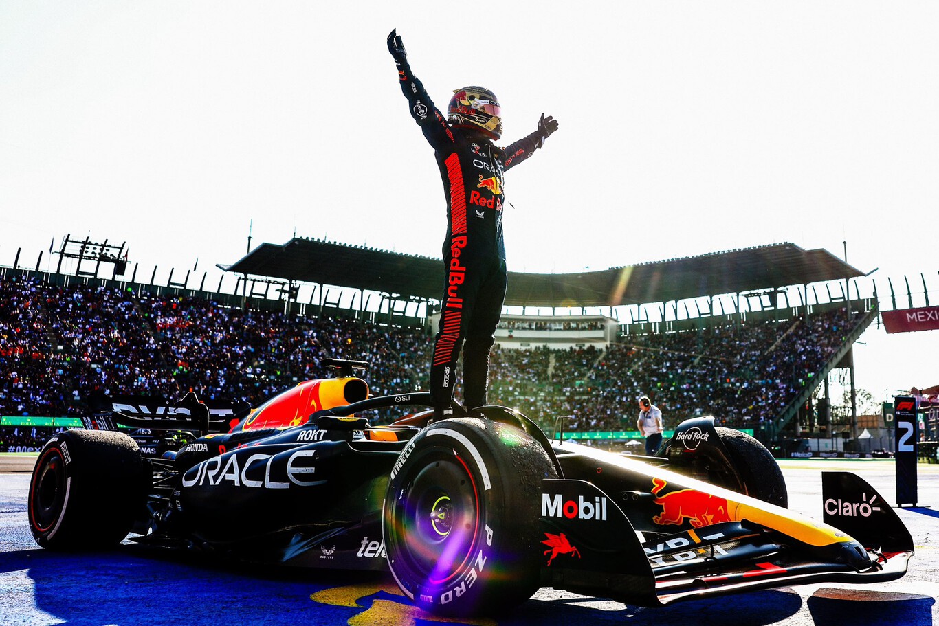 Max Verstappen silencia México después de un accidente de Sergio Pérez en la primera curva