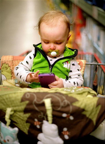 Las nuevas niñeras: alertan sobre el riesgo de uso de smartphones en bebés y niños