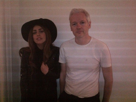 ¿De qué habrán hablado Lady Gaga y Julian Assange en su cena íntima?