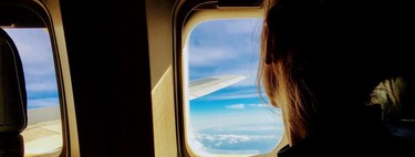 Suben dos y bajan tres: una mujer da a luz durante un vuelo, con ayuda de su esposo médico y el personal del avión