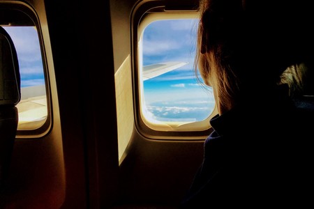 Suben dos y bajan tres: una mujer da a luz durante un vuelo, con ayuda de su esposo médico y el personal del avión