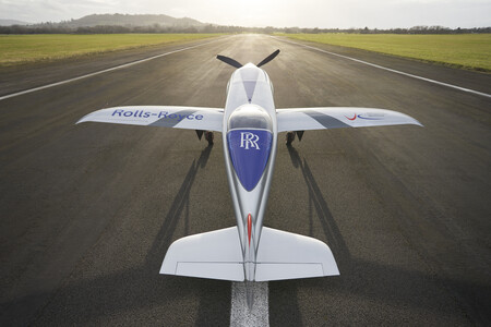 El avión eléctrico de Rolls-Royce completa su primer vuelo con éxito y pretende superar los 480 km/h