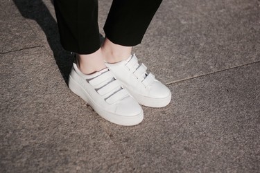 Las zapatillas blancas se presentan con velcro, ¡nueva tendencia al canto! 