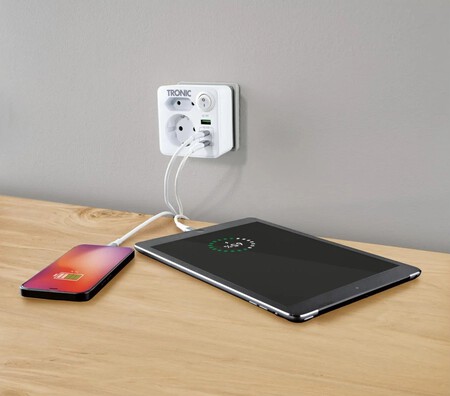 Adaptador de enchufe y USB