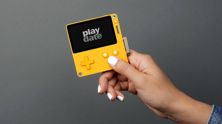 Realizan un port del DOOM original para Playdate y sí, la manivela analógica sirve para disparar la gatling