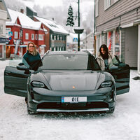 Esta profesora se hartó de trabajar para otros y se montó su propia autoescuela. Ahora todo el mundo quiere sacarse el carnet con ella porque da las clases con un Porsche