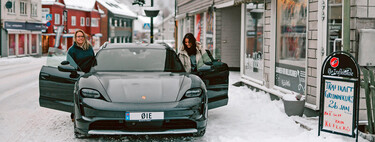 Un Porsche Taycan 4 Cross Turismo como coche de autoescuela: la historia de Sonja, la instructora noruega que convirtió su sueño en su herramienta de trabajo