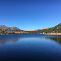 A solo un paso de España: este lago con playas naturales en los Pirineos franceses parece sacado de los Alpes suizos 