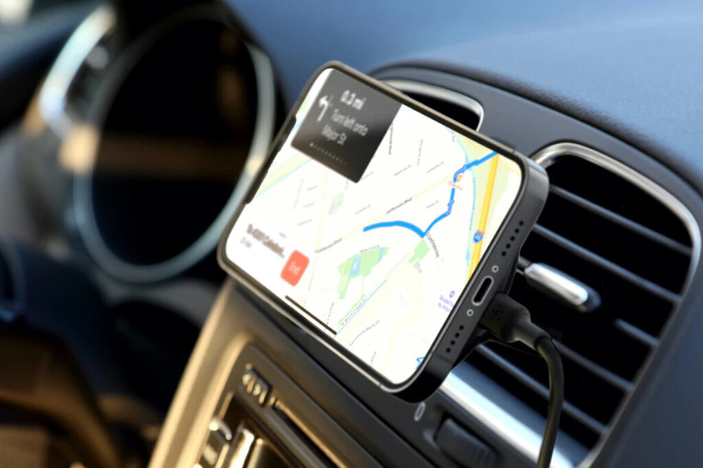 No compraría cualquier soporte de móvil para el coche: este, además de rebajado, es un cargador compatible con MagSafe 