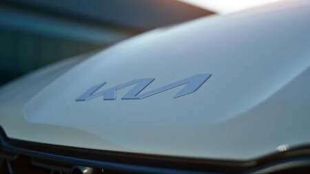 Así luce el nuevo logotipo de Kia en el primer teaser del Kia CV, el próximo SUV eléctrico de la marca