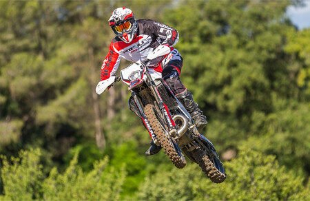 Rieju MR 300 Pro: 8.399 euros para una moto de enduro armada con mejores suspensiones y mapas de potencia