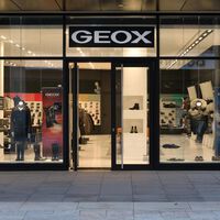 Geox rebaja el precio de las zapatillas de piel más cómodas y combinables que vas a encontrar este verano 