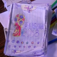 Un niño de ocho años fabrica su propio álbum de cromos del mundial, dándonos a todos una gran lección de superación y creatividad