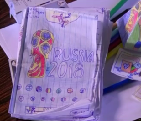 Un niño de ocho años fabrica su propio álbum de cromos del mundial, dándonos a todos una gran lección de superación y creatividad