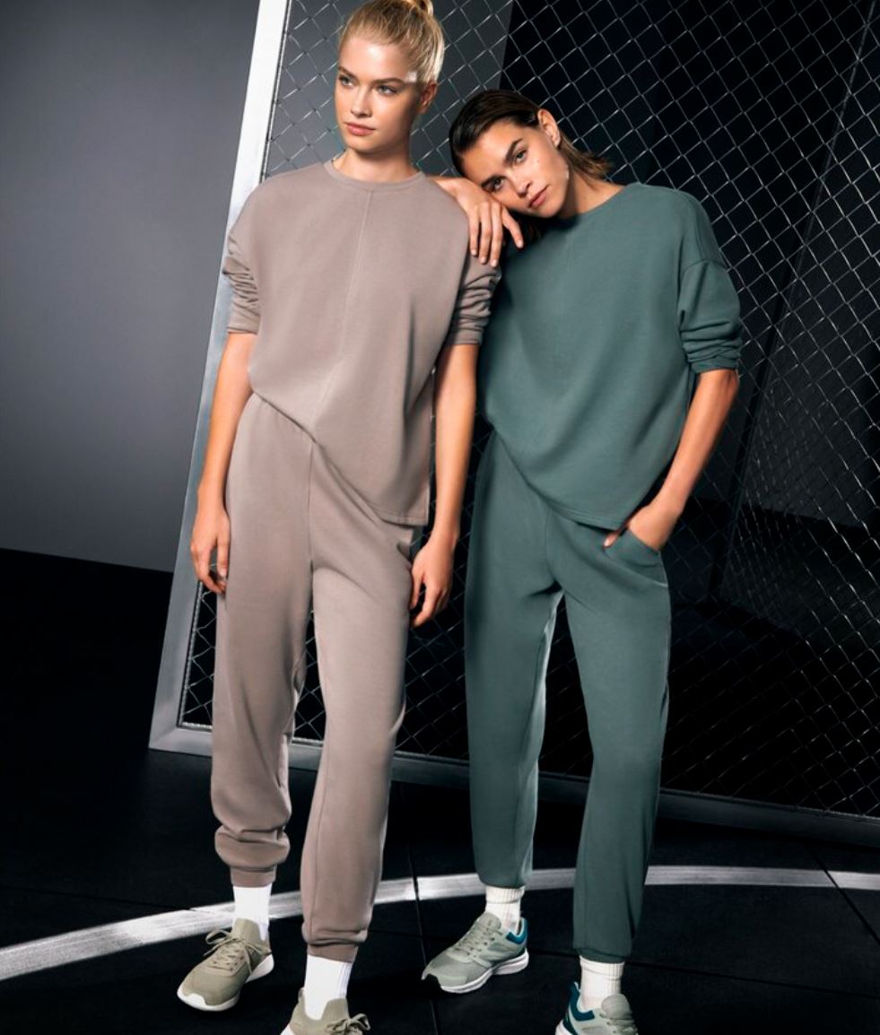 Conjunto de chándal deportivo formado por sudadera de manga larga y pantalón de cintura elástica.