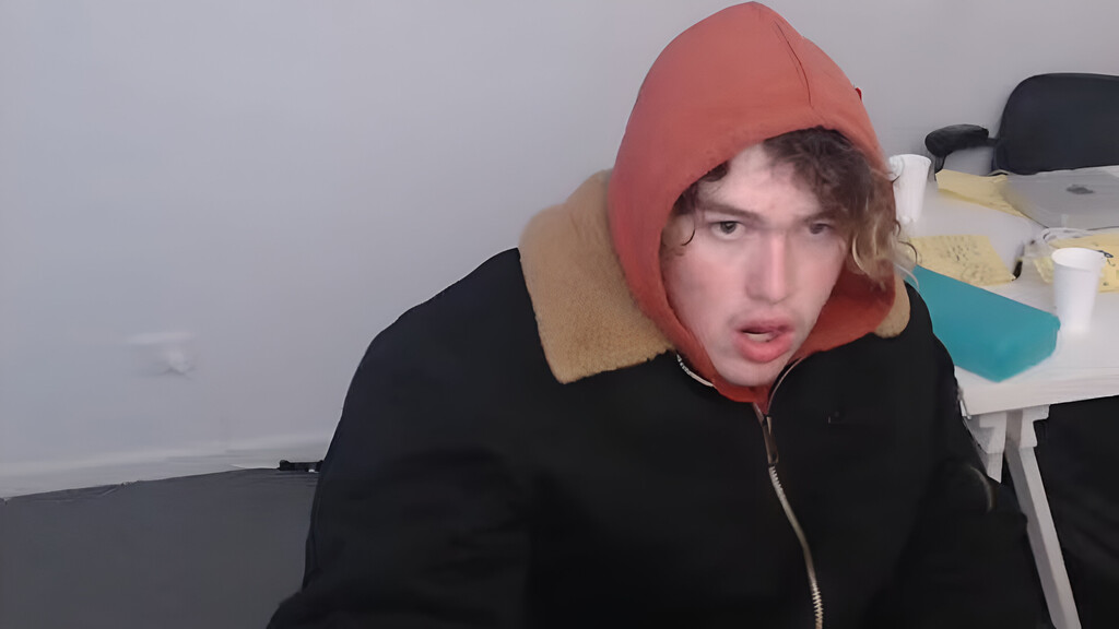 El peligroso reto de un streamer por ganar un récord Guinness. Está 264 horas sin dormir en directo, pone en riesgo su salud, y la policía se ve obligada a intervenir  . Noticias en tiempo real