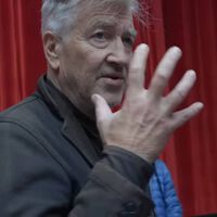 Se abre el cajón de los recuerdos de David Lynch. Una empresa está subastando sus posesiones personales, incluyendo su icónica silla de director por 7.000 dólares