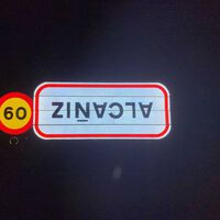 No son imaginaciones tuyas, cada vez hay más señales de tráfico al revés. Las están girando como protesta contra Europa 