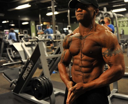 Di adiós a los crunches abdominales: cinco ejercicios con poleas y kettlebells para un abdomen de hierro