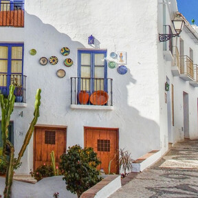 Parece Mykonos, pero está en España: Málaga tiene uno de los pueblos más bonitos del país