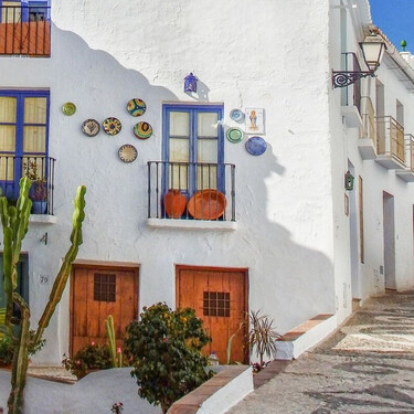 Parece Mykonos, pero está en España: Málaga tiene uno de los pueblos más bonitos del país