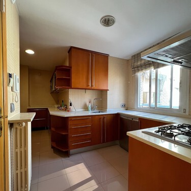 Era una cocina triste y feucha de los 90 y así ha quedado después de esta increíble reforma: ahora tiene mucho más almacenamiento e incluso un espacio para comer 